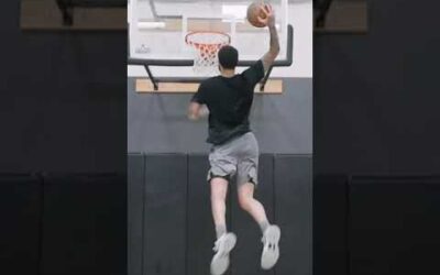 Lonzo Ball is DUNKING again!
